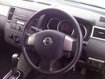 2005 Nissan Tiida Pictures