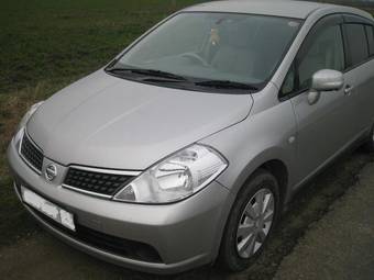 2005 Nissan Tiida Pictures