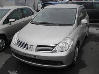 2005 Nissan Tiida Images