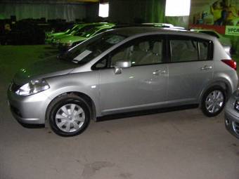 2005 Nissan Tiida Pictures