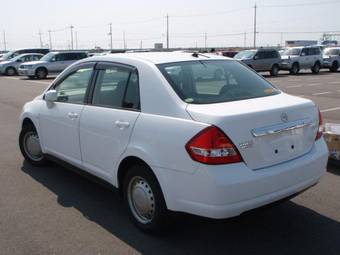 2005 Nissan Tiida Photos