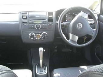 2005 Nissan Tiida Images