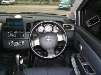 2005 Nissan Tiida Photos