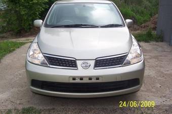 2005 Nissan Tiida Photos