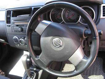 2005 Nissan Tiida Photos