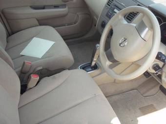 2005 Nissan Tiida Images