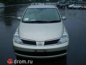 2005 Nissan Tiida Photos