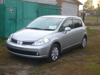 2005 Nissan Tiida Images