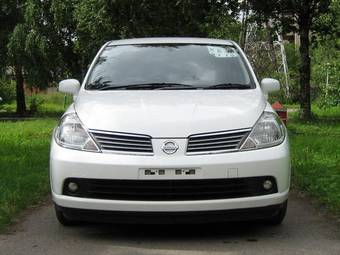 2005 Nissan Tiida Pictures