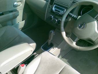 2005 Nissan Tiida Pictures