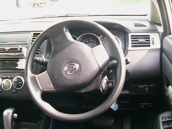 2005 Nissan Tiida Images