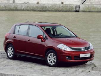 2009 Nissan Tiida Photos