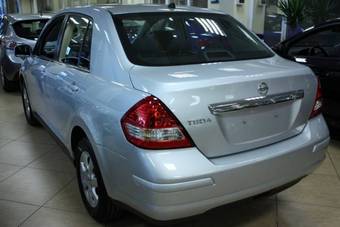 2009 Nissan Tiida Pictures
