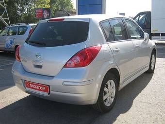 2010 Nissan Tiida Pictures