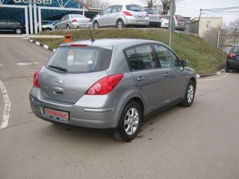 2010 Nissan Tiida Pictures