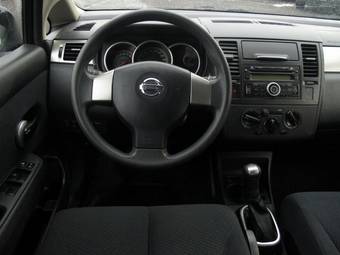 2010 Nissan Tiida Pics