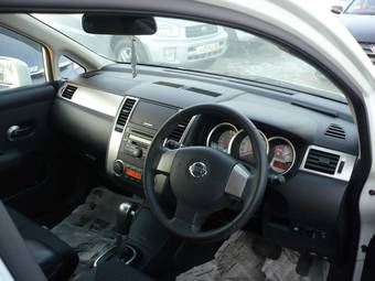 2010 Nissan Tiida Photos