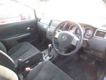2010 Nissan Tiida Images