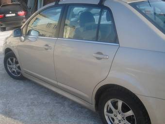 2010 Nissan Tiida Pictures