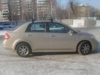 2010 Nissan Tiida Images