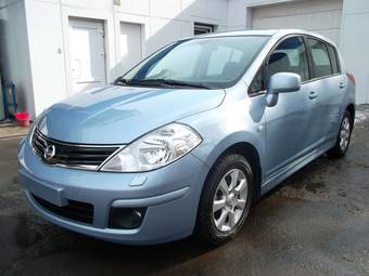 2010 Nissan Tiida Images