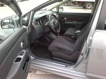 2010 Nissan Tiida Images