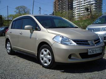 2010 Nissan Tiida Pictures