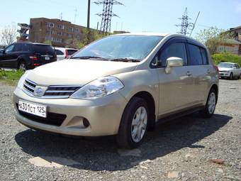 2010 Nissan Tiida Photos