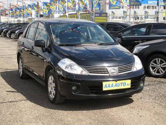 2010 Nissan Tiida Pictures