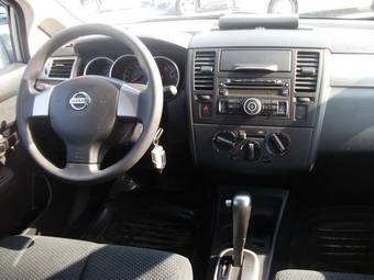 2011 Nissan Tiida Pictures