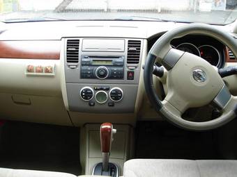 2004 Nissan Tiida Latio Photos