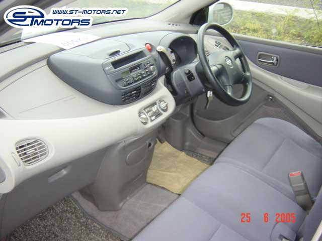 1998 Nissan Tino Photos