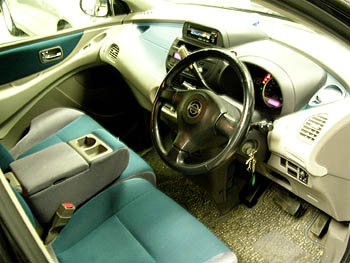 1998 Nissan Tino Pictures