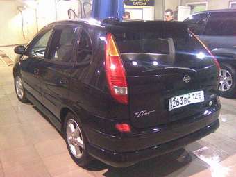 1998 Nissan Tino Pictures