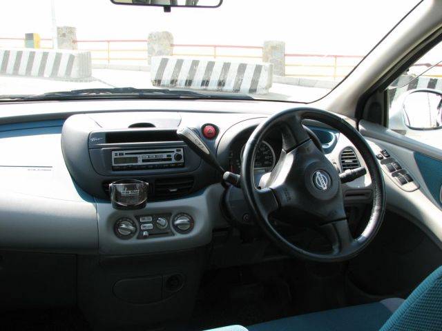 1999 Nissan Tino