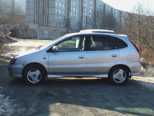 1999 Nissan Tino