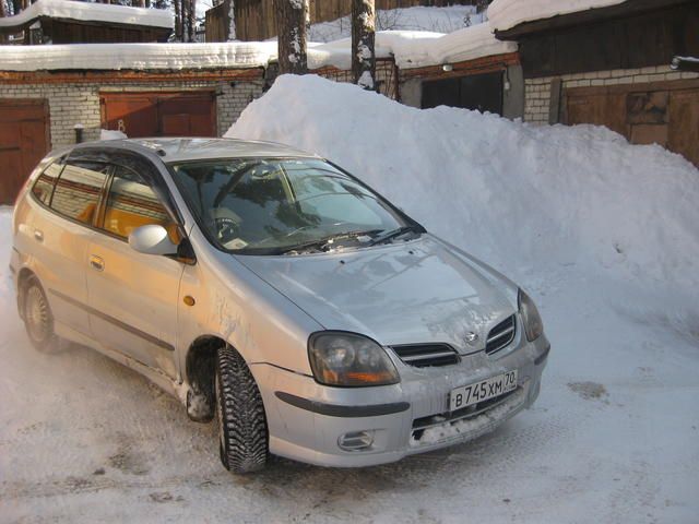 1999 Nissan Tino