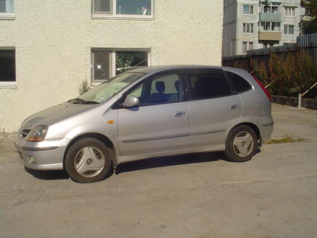 1999 Nissan Tino