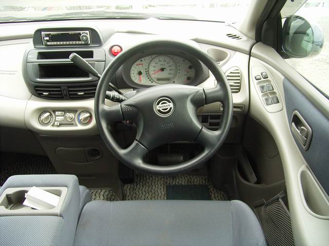 1999 Nissan Tino Pictures