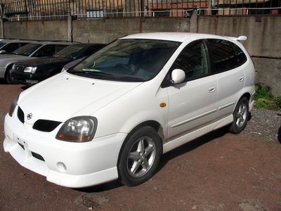 1999 Nissan Tino Pictures
