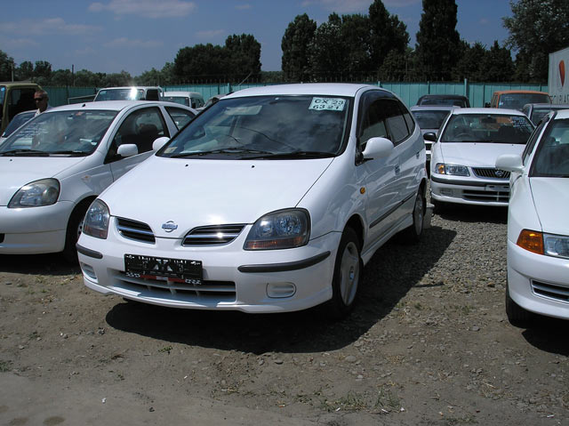 1999 Nissan Tino Photos
