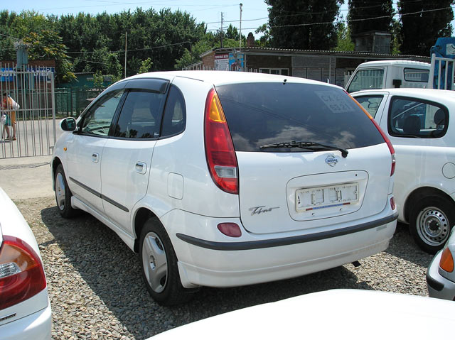 1999 Nissan Tino Pictures