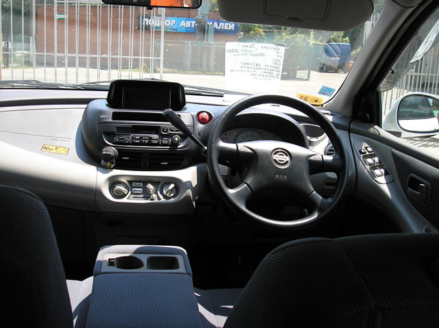 1999 Nissan Tino Wallpapers