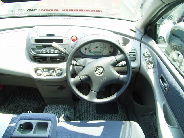 1999 Nissan Tino Images