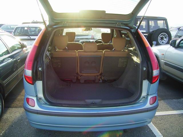 1999 Nissan Tino Photos