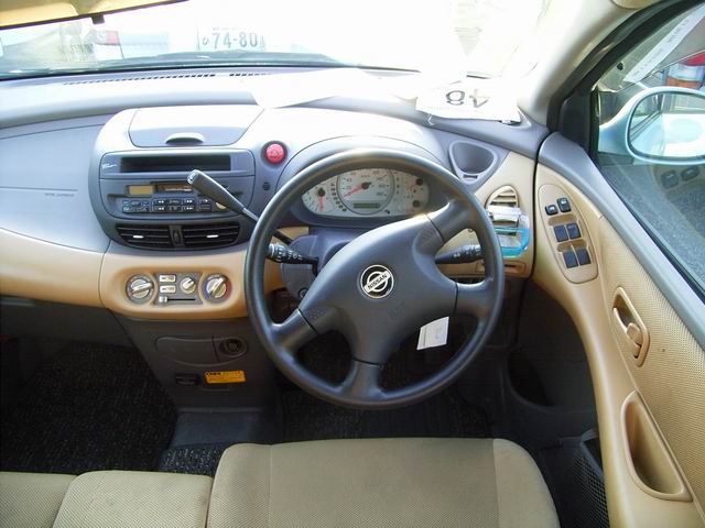 1999 Nissan Tino Photos