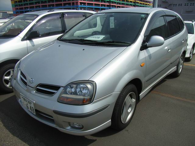 1999 Nissan Tino Pictures