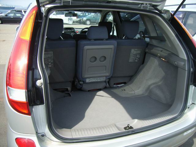 1999 Nissan Tino Photos