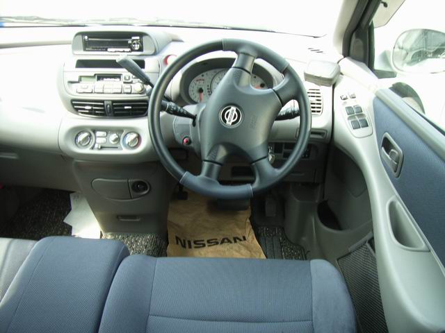1999 Nissan Tino Pictures