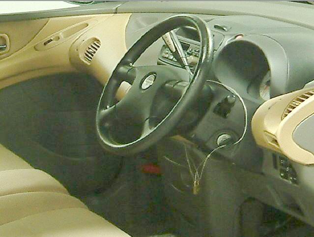 1999 Nissan Tino Pictures